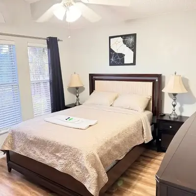 Near Disney cozy quiet place 2 privet rooms queen bed up to 4 people