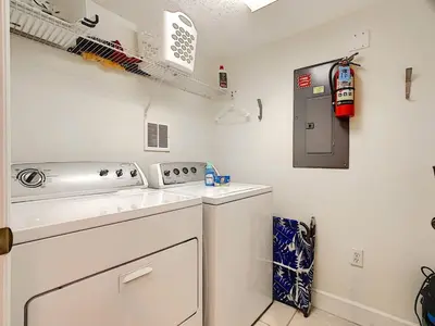 a kitchen with a washing machine in a room at 3 Bedroom Townhome Close to Disney in Kissimmee