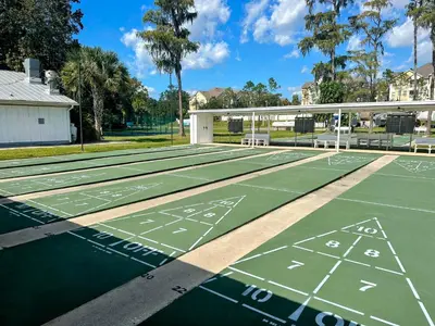 a tennis court with two tennis courts at 15 min to Disney World, Self-check-in, Full Kitchen in Kissimmee
