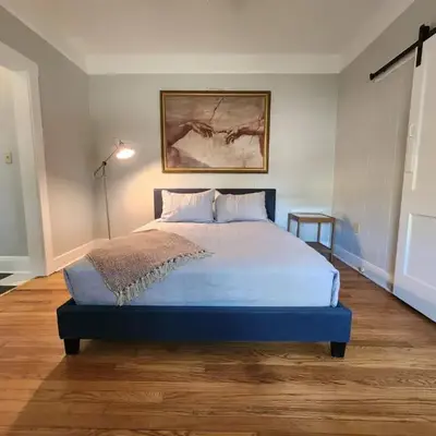 Cozy Vintage Bungalow @Mills50 District