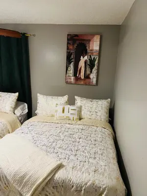 a bedroom with a bed and a picture on the wall at 2bdrm Home near Orl Fairgrd, Downtwn, Wekiva Sprng in Orlando