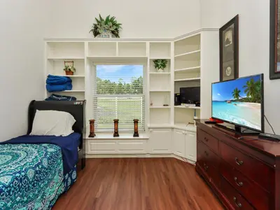 a bedroom with a bed and a tv and a window at No place like home in Oviedo