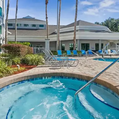5 Minutes to Disney Free Shuttle King & queen bed