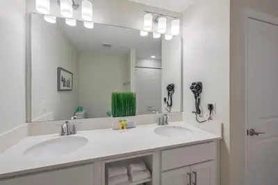 a bathroom with two sinks and a large mirror at Superb Spacious Condo Prime Resort in Kissimmee