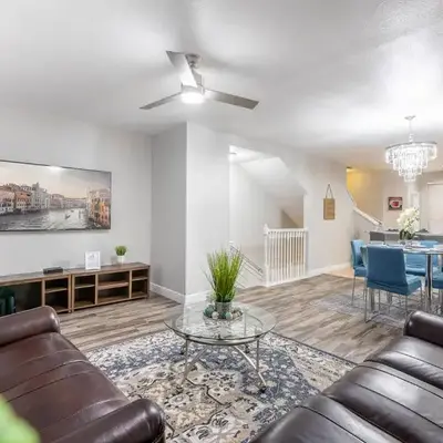 3BR Townhouse w Perfect Location
