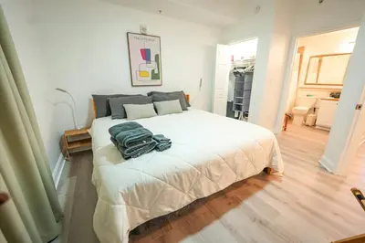 a bedroom with a large white bed in a room at Orlando 5th Floor 5 min from disney in Orlando