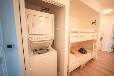 a small room with a washing machine and a washer at Orlando 5th Floor 5 min from disney in Orlando