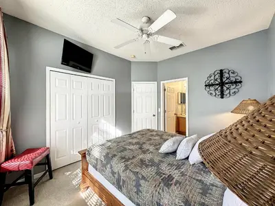 a bedroom with a bed and a ceiling fan at Emerald Island 4 bed mins to Disney in Kissimmee