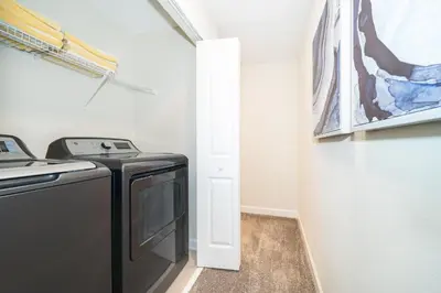 a laundry room with a stove and a washer at 2921DH TOWNHOUSE 4 BEDROOMS & 3 BATHROOMS + POOL in Kissimmee