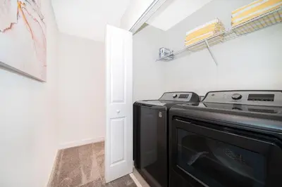 a washer and dryer in a laundry room at 4381FA TOWNHOUSE 4 BEDROOMS & 3 BATHROOMS + POOL in Kissimmee