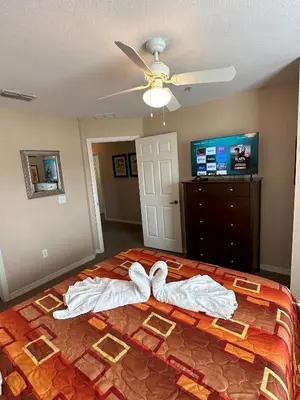 a bedroom with a bed with towels on it at Casa 4 Quartos - 20min Disney - Seven Dwarfs in Kissimmee