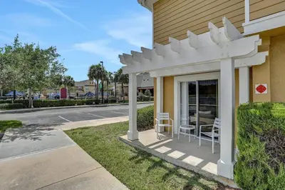 a white pergola on the side of a building at Casa 4 Quartos - 20min Disney - Seven Dwarfs in Kissimmee