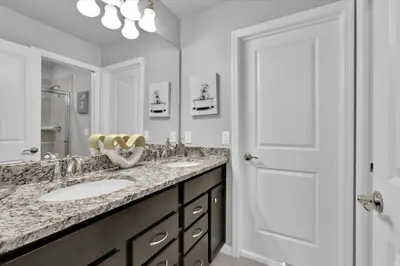 a bathroom with two sinks and a large mirror at Villa Grande in Orlando
