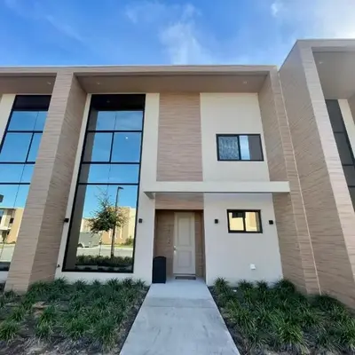 Luxury Home in Orlando with private Hot Tub - 7 Min from Disney Parks - 3 bedrooms and 4 bathrooms!