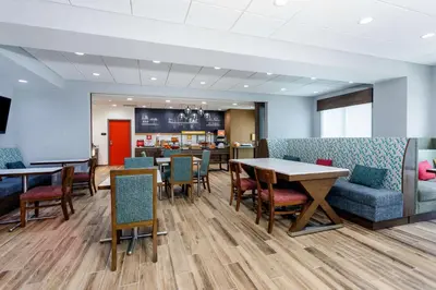 a dining room with tables and chairs and a bar at Hampton Inn By Hilton Ocoee Orlando in Orlando