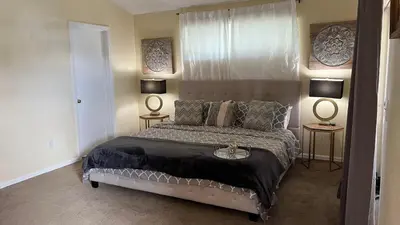 a bedroom with a large bed with two lamps at Excelente Casa Vacacional in Kissimmee