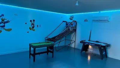 a room with a slide and a piano in a room at Excelente Casa Vacacional in Kissimmee