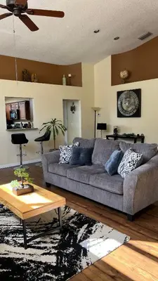 a living room with a couch and a table at Excelente Casa Vacacional in Kissimmee