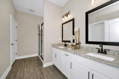 a bathroom with two sinks and a large mirror at Inviting Home Near Disney With Waterpark & Resort Access At Encore Resort - 7792Sw in Kissimmee