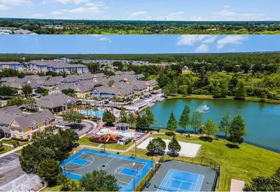 an aerial view of a home with a lake at Vilas em Seven Dwarfs - 3 Quartos - 20 min disney in Kissimmee