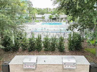 an overhead view of a swimming pool with a picnic table at Orlando 1BR comfort With Lake view minutes to Disney Parks in Kissimmee