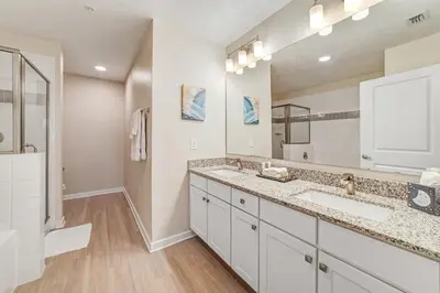 a bathroom with two sinks and a large mirror at Modern Resort 2BR near Icon park, Convention center and NEW Epic Universe in Orlando