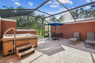 a glass house with a bed and a table and chairs at 2 Suítes c/ Jacuzzi • 10min da Disney in Kissimmee