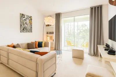 a white living room with a couch and a table at Conforto e Espaço: Apt de 2Q e 2B em Legacy Dunes in Kissimmee