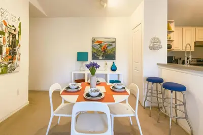 a dining room with a table and chairs at Conforto e Espaço: Apt de 2Q e 2B em Legacy Dunes in Kissimmee