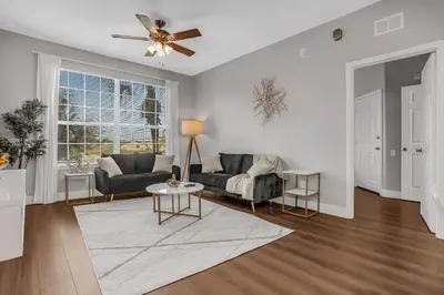 a living room with a couch and a ceiling fan at 3Q/2B 10min da DISNEY Acesso Resort in Orlando