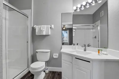 a bathroom with a toilet and a sink and a shower at 3Q/2B 10min da DISNEY Acesso Resort in Orlando