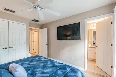 a bedroom with a ceiling fan and a tv on the wall at Casa 3Q Bella Vida c Piscina Próx Disney e Walmart in Kissimmee
