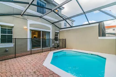 a swimming pool in the backyard of a house at Casa 3Q Bella Vida c Piscina Próx Disney e Walmart in Kissimmee