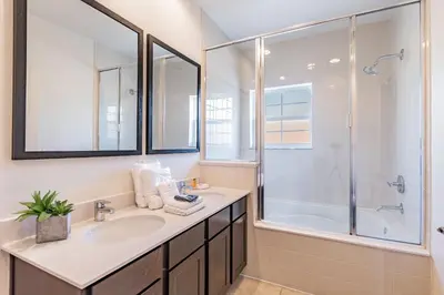 a bathroom with a sink and a shower at 2 Suítes, Jacuzzi priv. perto da DISNEY in Kissimmee