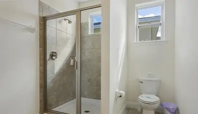 a bathroom with a shower and a toilet at Casa c/ Piscina, Sala de Jogos e 6 Suítes in Orlando
