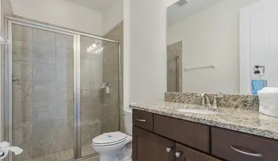 a bathroom with a shower and a toilet and a sink at Casa c/ Piscina, Sala de Jogos e 6 Suítes in Orlando