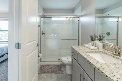 a bathroom with a shower and a toilet and a sink at 3Q/2.5B *Ótima Localização* in Kissimmee