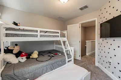 a bedroom with two bunk beds and a flat screen tv at 3Q/2.5B *Ótima Localização* in Kissimmee