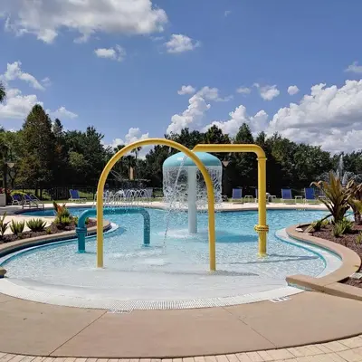 a pool with a water fountain in a park at Casa p/ 4 · Perto da Disney · Cozinha completa in Kissimmee