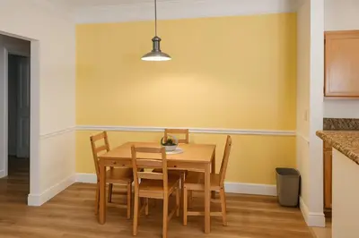 a dining room with a wooden table and chairs at Casa p/ 4 · Perto da Disney · Cozinha completa in Kissimmee