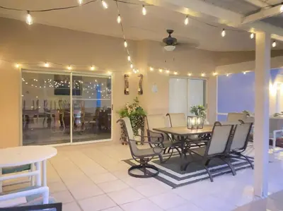 a dining room with a table and chairs at Casa a 3 millas de Disney in Kissimmee