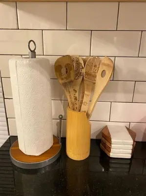 a counter with a roll of paper towels and wooden spoons at Casa a 3 millas de Disney in Kissimmee