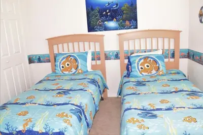 two twin beds in a room with two bedsskirtsinylinylinylinyl at 6 bed property - Indian Creek in Kissimmee