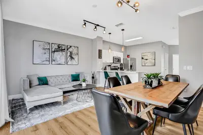 a dining room and living room with a table and chairs at 3Q/3B c/piscina 10min to Disney in Orlando