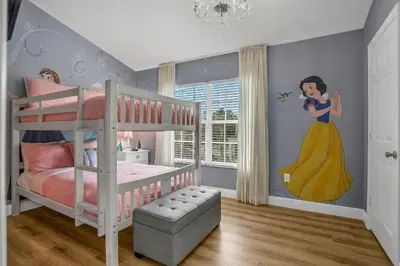 a childs bedroom with a disney princess mural on the wall at 3Q/3B c/piscina 10min to Disney in Orlando