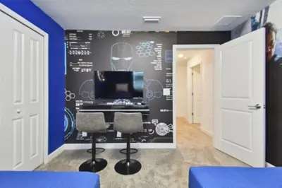 a room with two chairs and a computer on a wall at 5Q/4B luxuosa casa *Acesso ao Resort* in Kissimmee