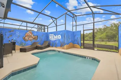 a large swimming pool in a building with a mural at 5Q/4B luxuosa casa *Acesso ao Resort* in Kissimmee