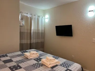 a bedroom with a bed with towels on it at 12 - Universal Studios, International Dr in Orlando