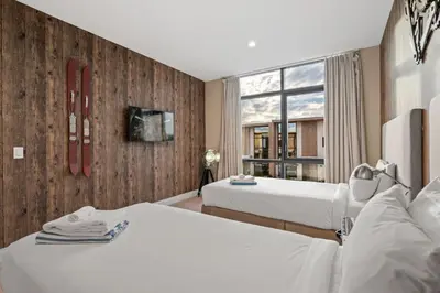 a hotel room with two beds and a window at Casa Luxuosa 4Q e 4.5 Ba Perto da Disney in Orlando