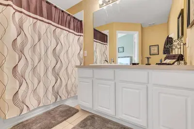 a bathroom with a sink and a large mirror at 2541 - Casa 3 Quartos/3 Banheiros | Piscina Privativa & Resort in Orlando